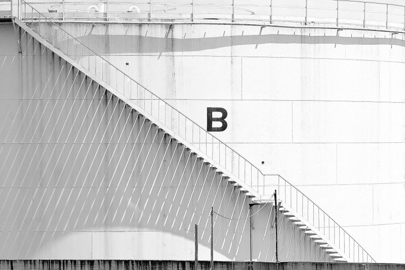 Hrup povzroča črpalka, ki iz rezervoarja B odstranja neuporabno goščo.