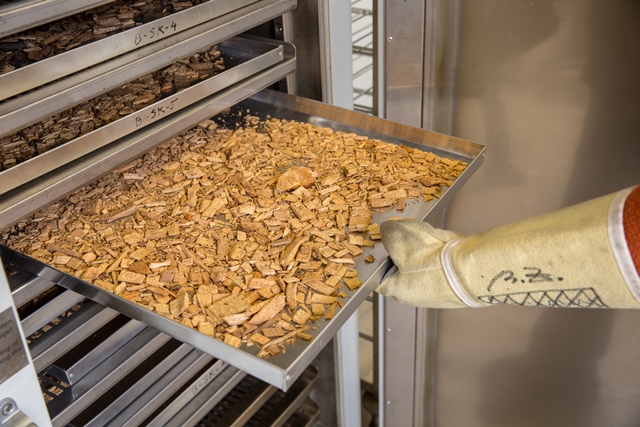Oprema za delo z lesno biomaso v Laboratoriju za goriva - na fotografiji je odprta peč za sušenje lesnih sekancev.