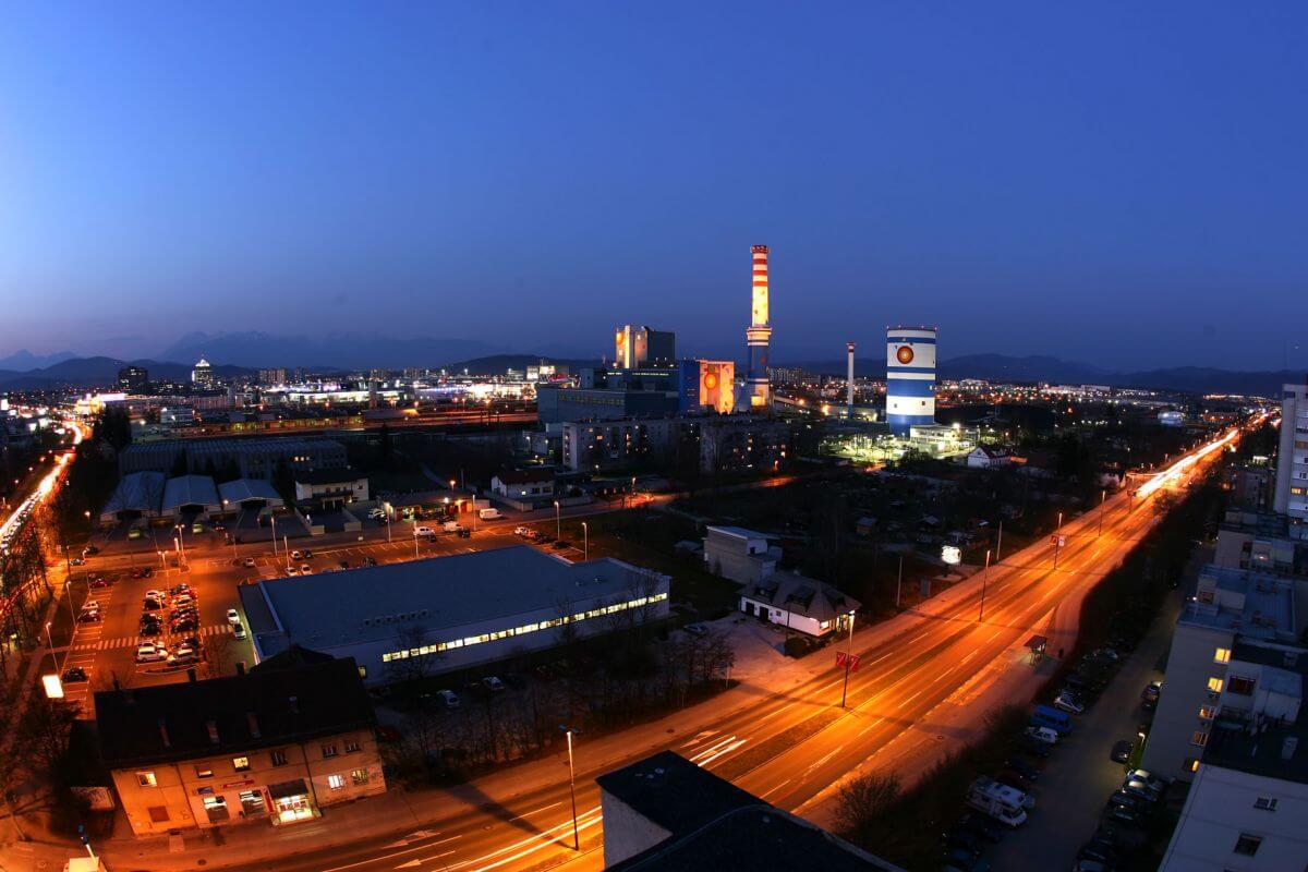 Panoramska fotografija prikazuje enoto TE-TOL v Mostah z okolico.