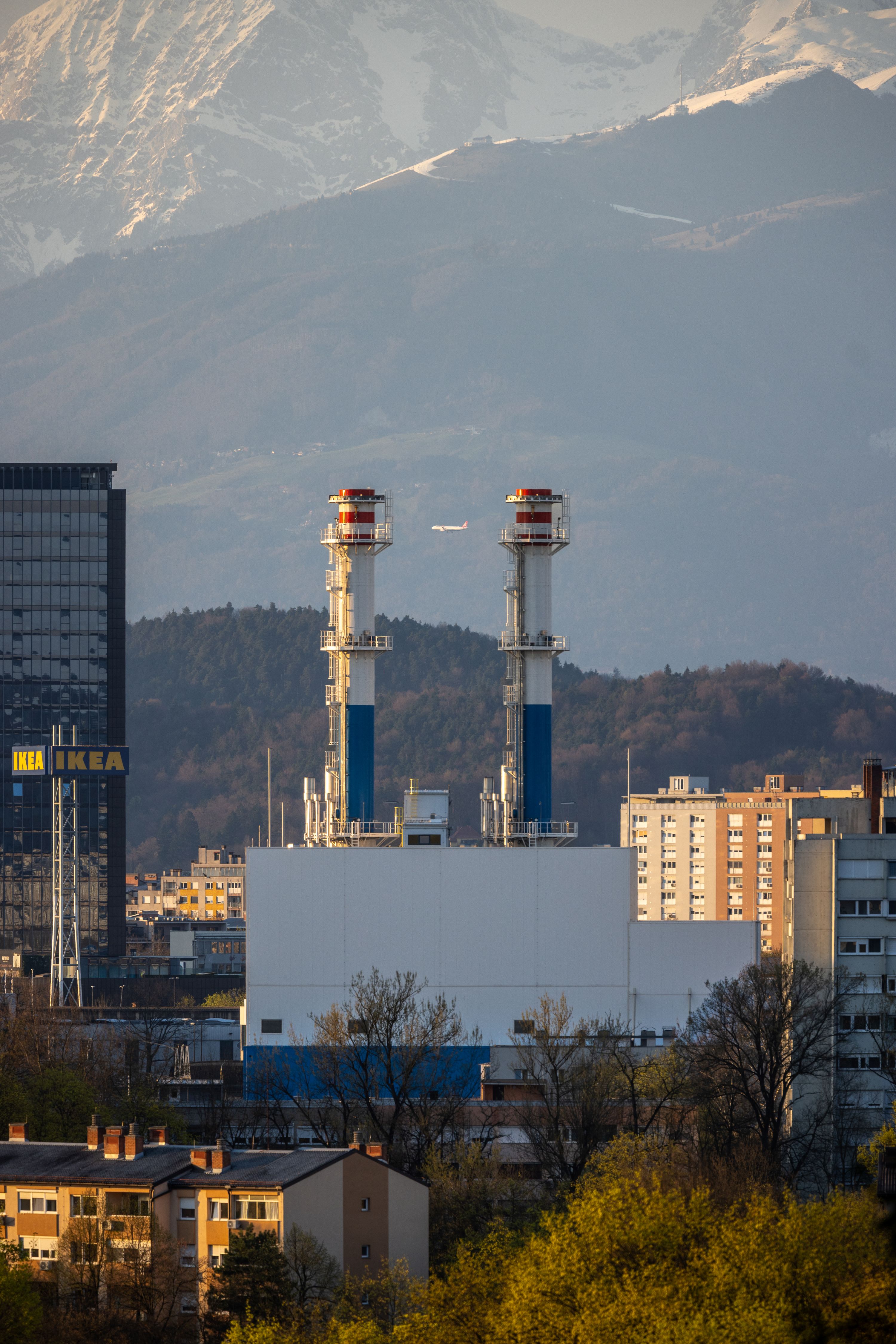 Fotografija plinsko-parno enoto, z vizualnim poudarkom na dimnikih bloka 4 in bloka 5.